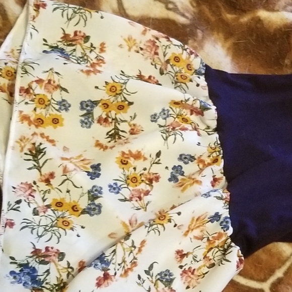 Beautiful Discreet brand top with flare sleeves. - Picture 3 of 5